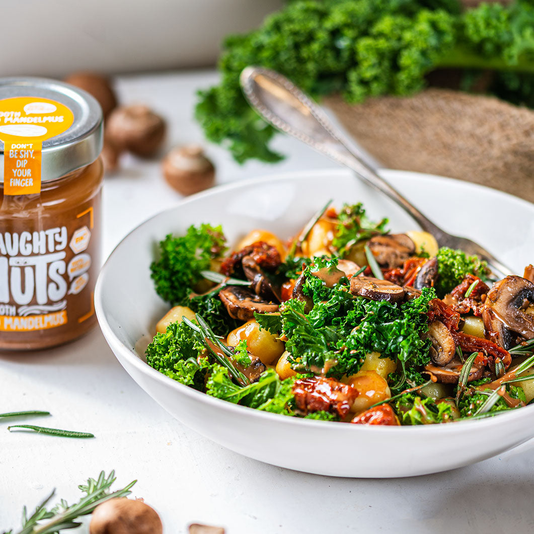 Vegane Gnocchi-Grünkohl-Pfanne mit Naughty Nuts Mandelmus