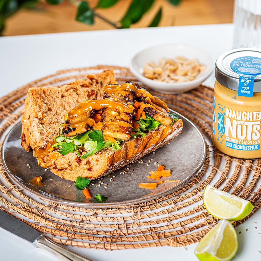 Veganes Sandwich mit Naughty Nuts Bio Erdnussmus Crunchy