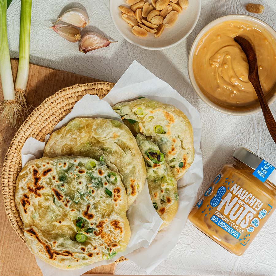 Vegane Pfannkuchen mit Frühlingszwiebeln mit Naughty Nuts Bio Erdnussmus Crunchy