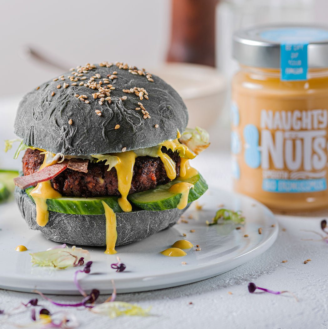 Black Burger mit Erdnuss-Senf-Sauce