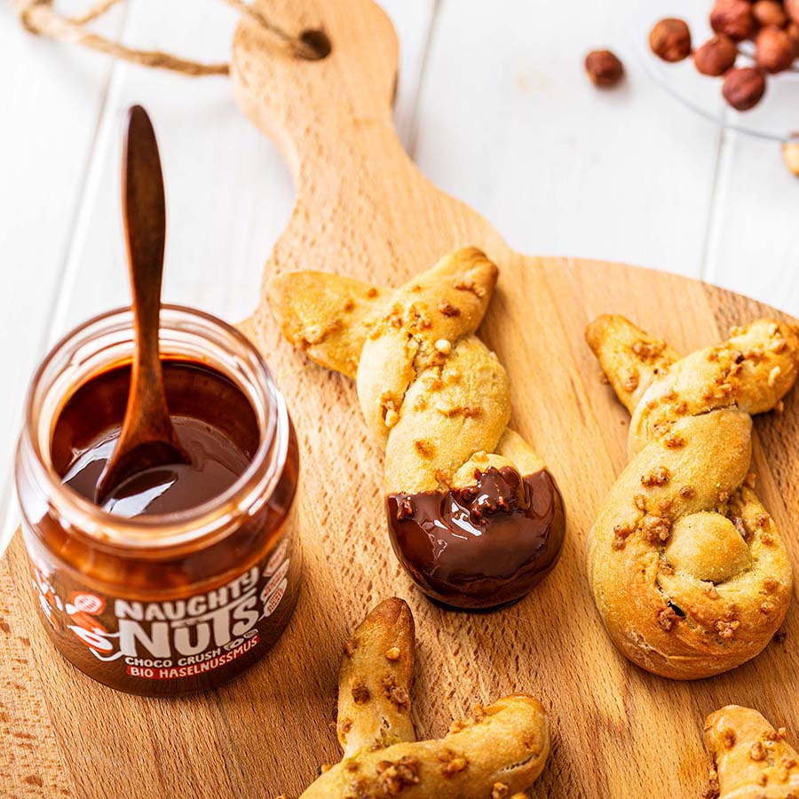 Vegane Osterhasen aus Hefeteig mit Naughty Nuts BIO Choco Crush