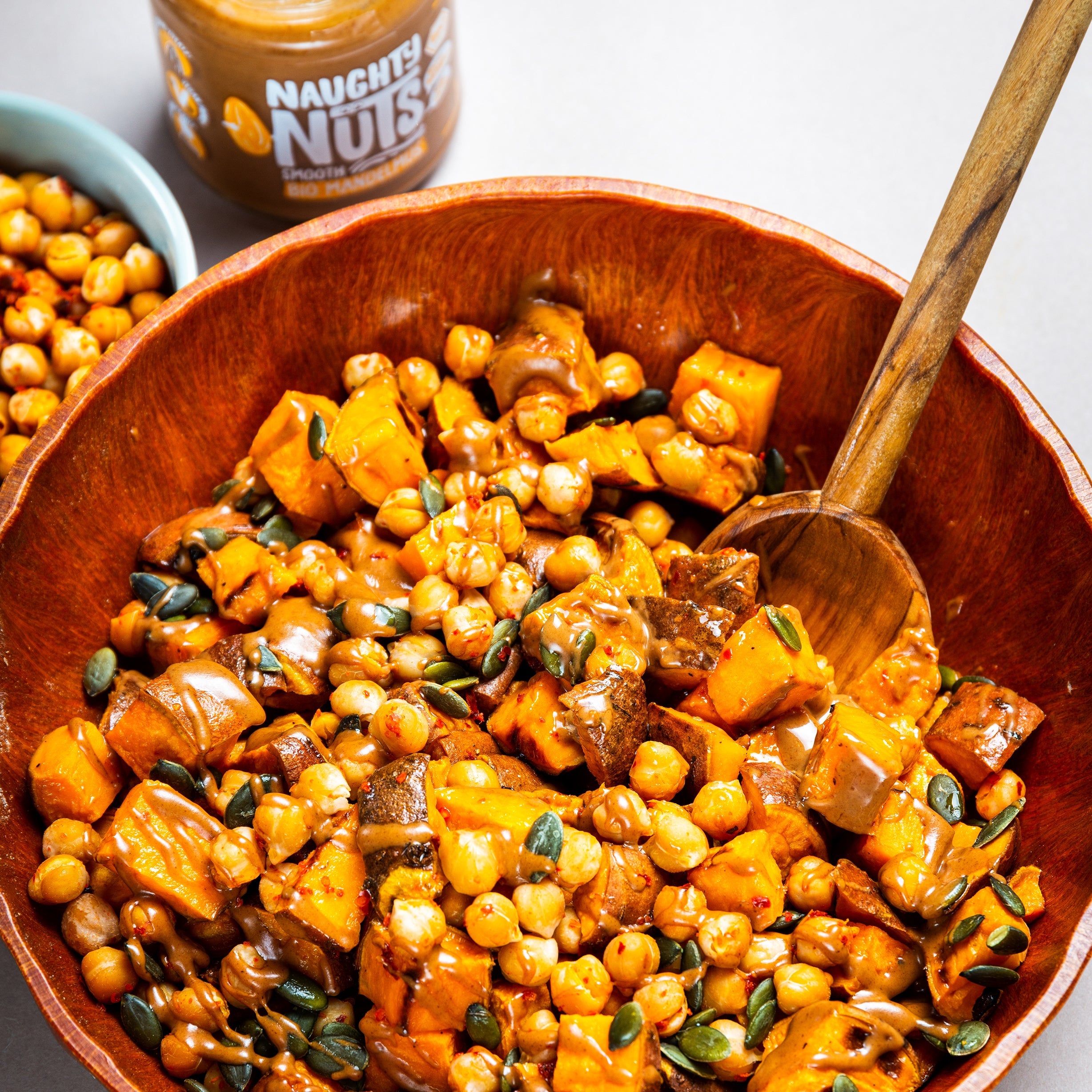 Veganer Süßkartoffel Salat mit Mandelmus