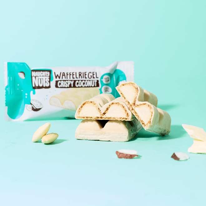 Bio Schoko-Waffelriegel Mixed Box mit Kokosnussgeschmack, teilweise geöffnet und in Stücke gebrochen