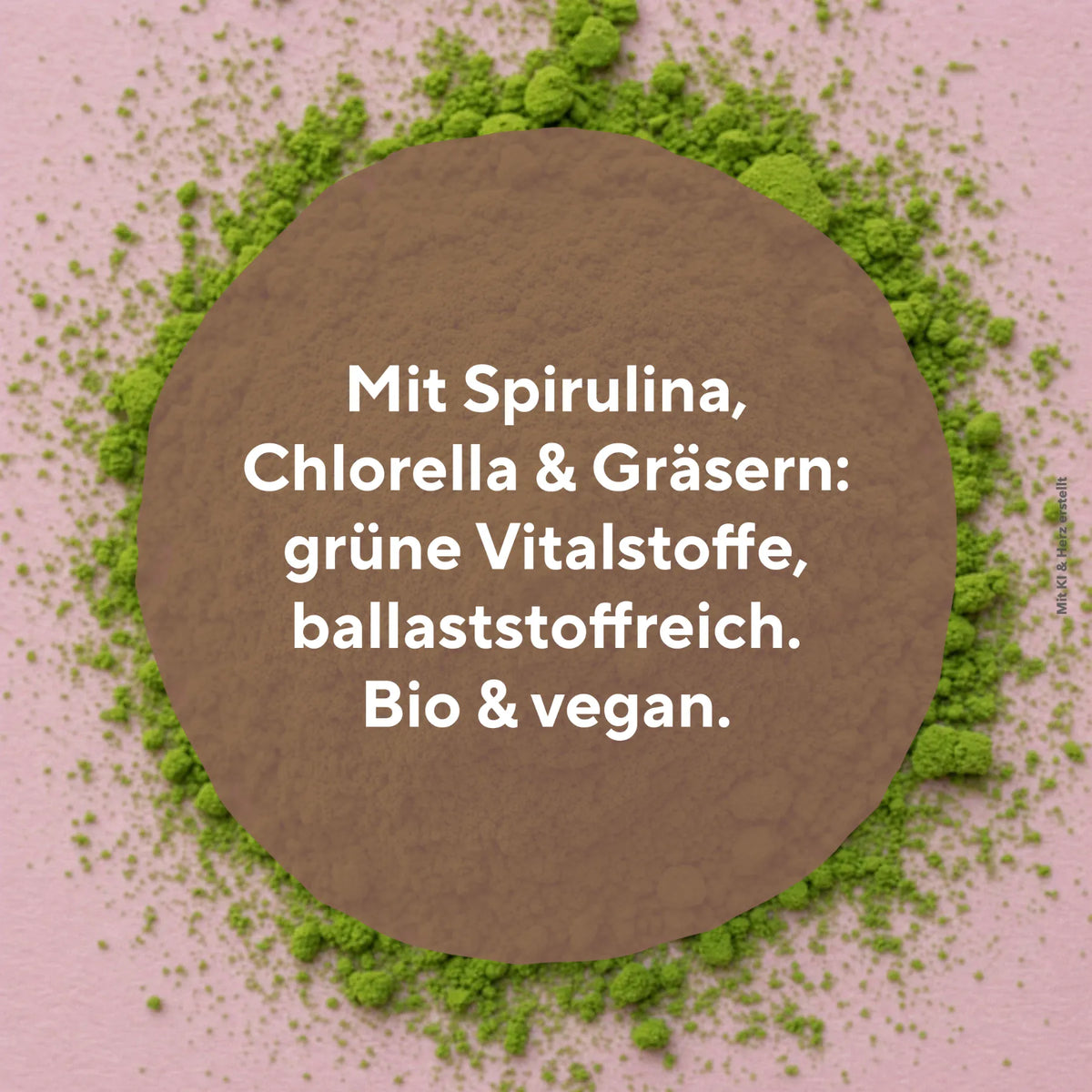 Gruenes Pulver aus Spirulina Chlorella und Graesern mit Textinformationen zu Bio und veganen Vitalstoffen