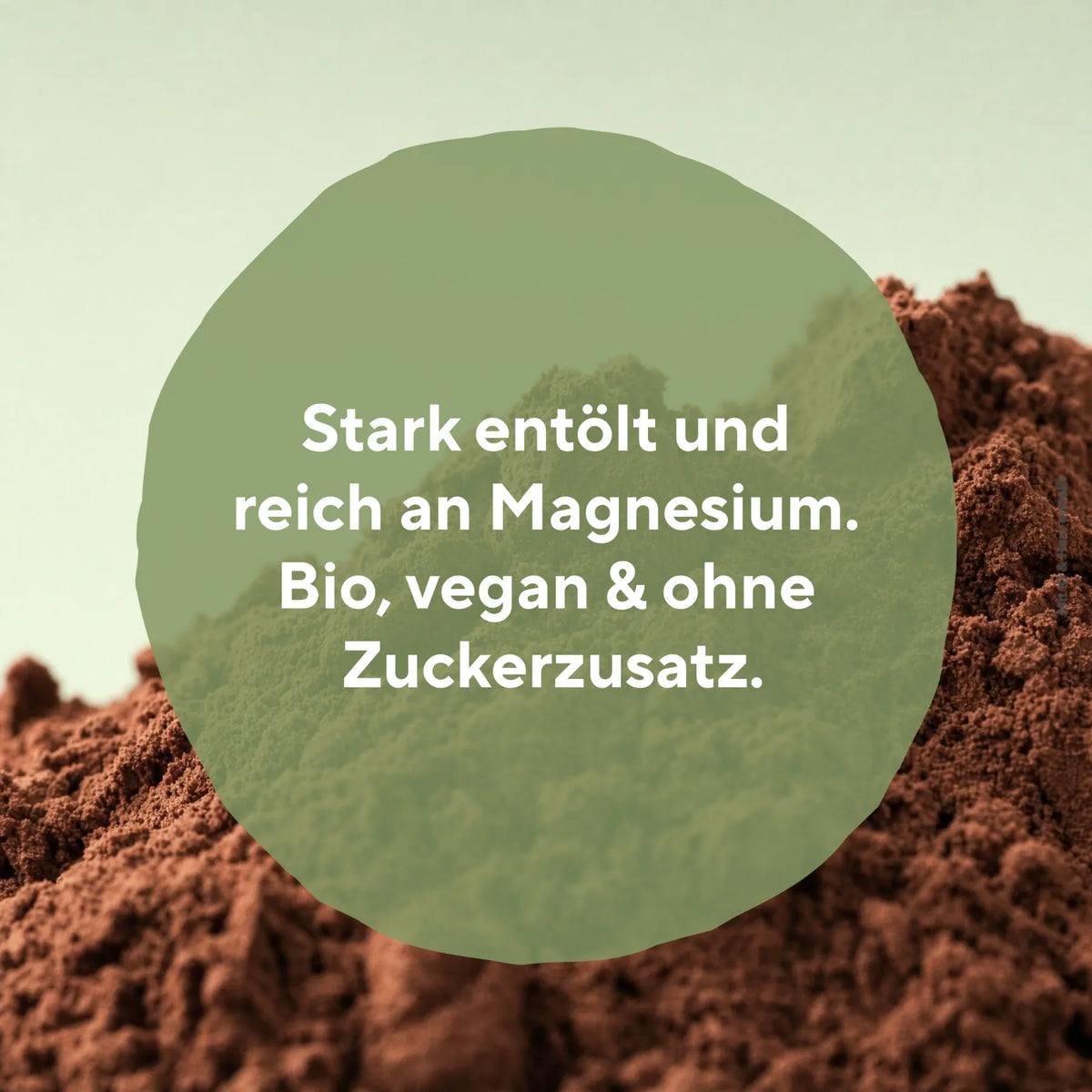 Kakaopulver mit Text über Nährwerte und Bio Qualität
