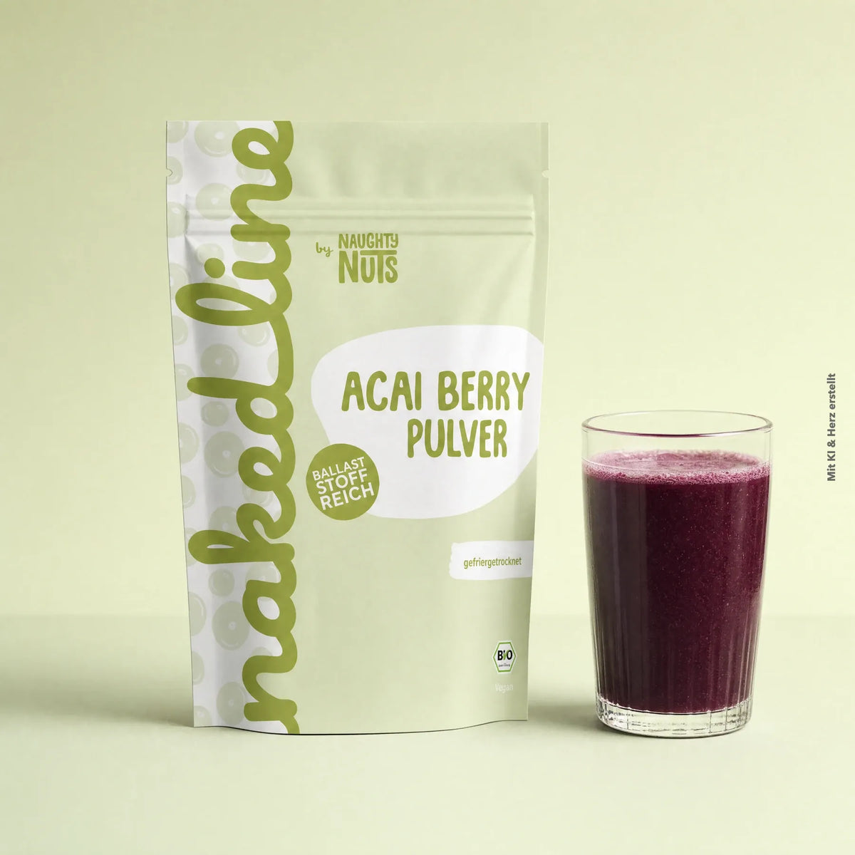 Verpackung von Acai Berry Pulver neben einem Glas mit lila Smoothie
